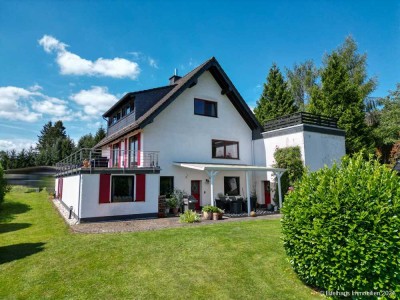 Zweifamilienhaus mit großem Garten in Ortsrandlage ...