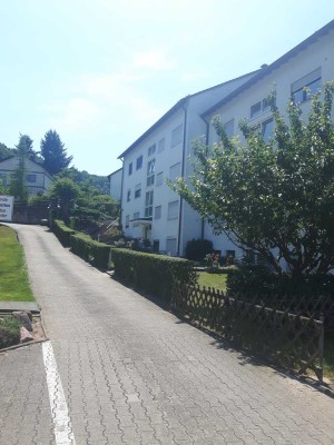 Wohnen im Grünen: 2-Zimmer-Wohnung mit Süd-Balkon, EBK und Stellplatz in Bad Dürkheim Hausen