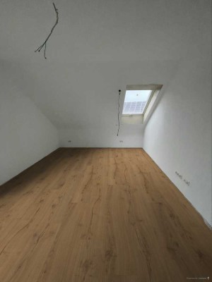Erstbezug: Moderne 2,5-Zi.-Dachgeschosswohnung mit Balkon