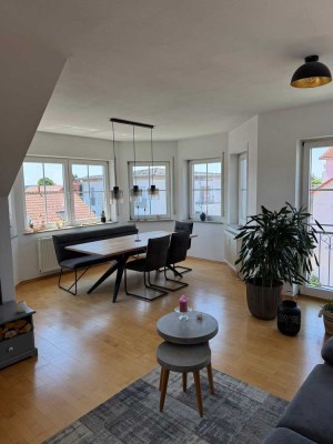 Helle, komfortable 4 1/2 Zimmer Dachgeschosswohnung mit großem Südbalkon