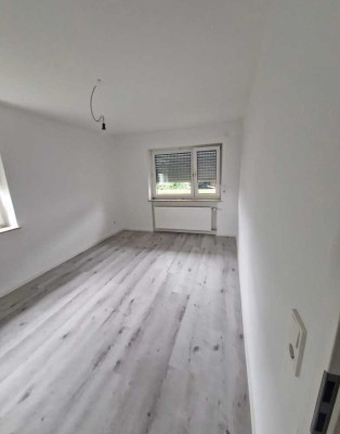 Exklusive, gepflegte 3-Zimmer-Hochparterre-Wohnung mit Balkon und Einbauküche in Steinenbronn