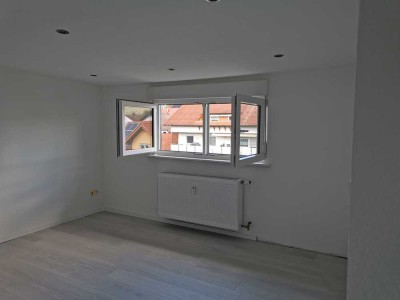 Wunderschöne, helle 2 Zimmer DG-Wohnung in zentraler und ruhiger Lage