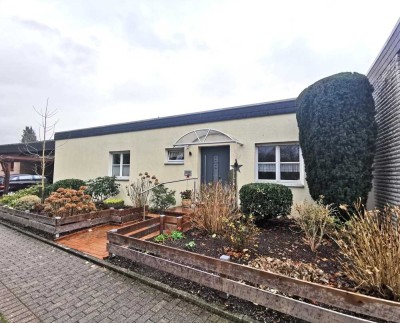 Gemütlicher Bungalow mit Terrasse, Teich und großem Gartenhaus in Höxter