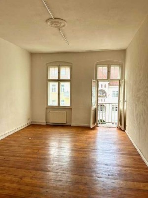 Helle und gut geschnittene Altbauwohnung mit zukünftig großem Balkonen