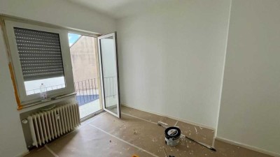 * RENOVIERTE 2 ZKB * mit BALKON * 3. OG in charmantem Altbau *