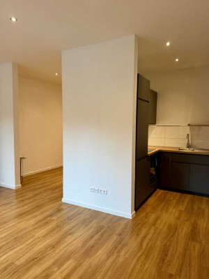 Luxus-Erstbezug mit EBK: 1,5-Zi.-EG-Wohnung - Stellplatz optional