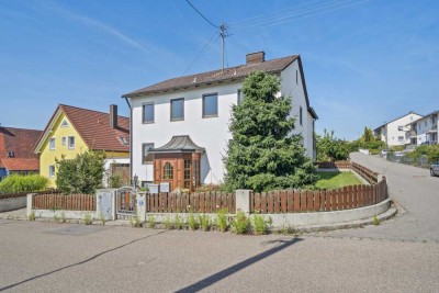 Attraktives 2-Familienhaus mit 2 Garagen und traumhaften Garten - Ihr neues Zuhause wartet !