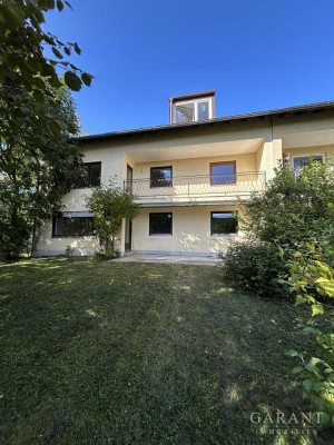 Großzügiges Dreifamilienhaus mit sonnigem Garten und Doppelgarage in begehrter Nachbarschaft