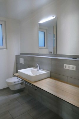 Neuwertiges Apartment mit gehobener Innenausstattung, Terrasse und Einbauküche