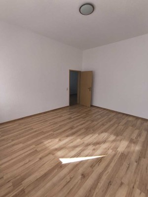 2-Raum-Wohnung mit hohen Decken und kommenden Balkon