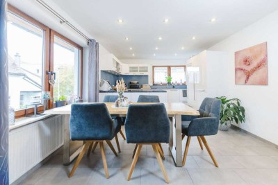 Modernisiert & familienfreundlich – Schönes Zweifamilienhaus in beliebter Lage von Straubenhardt