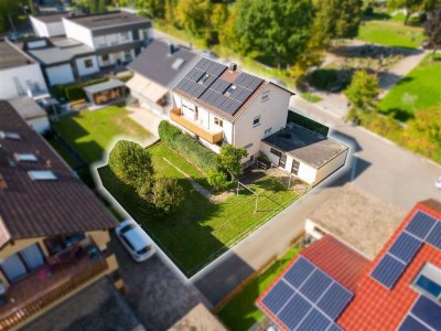 Doppelhaushälfte mit 3 Wohnungen, Solaranlage & Garten