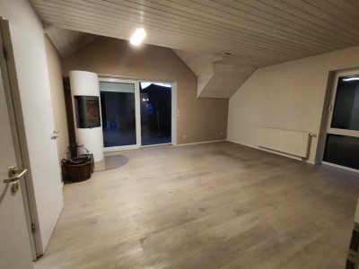 Helle Maisonette-Wohnung mit Balkon, Holzofen und Garage