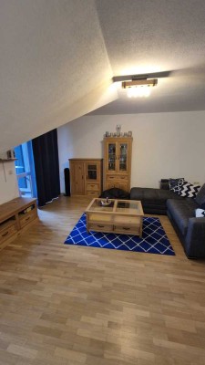 Möblierte Dachgeschosswohnung mit Balkon in zentraler Lage