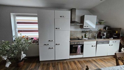 Helle 3-Zimmer-Dachgeschosswohnung mit Einbauküche, Stellplatz & Garte