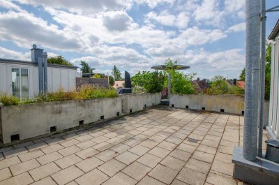 Vertragsbeginn 1.10.: Renovierte 2-Zimmer-Wohnung mit 45 m² Dachterrassee