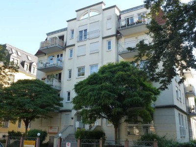 Schöne 2-Zimmer-Dachgeschoßwohnung mit Fahrstuhl in DD-Striesen