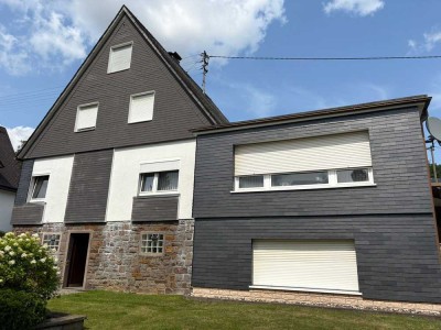 Renovierungsbedürftiges EFH mit großzügigem Grundstück und 4 Garagen