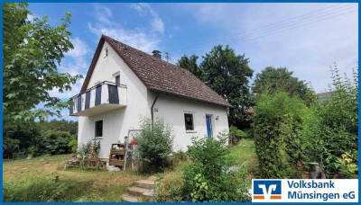 Einfamilienhaus mit Doppelgaragen in idyllischer Ortsrandlage und viel Platz in Hayingen!