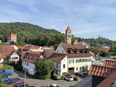 Erstbezug KfW-55-Neubau: 4,5-Zi. Maisonette mit offener Galerie, EBK, Dachterrasse & Burgenblick