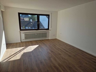 Provisionsfrei! Frisch sanierte und provisionsfreie helle 3-Zimmer-Wohnung mit Südbalkon