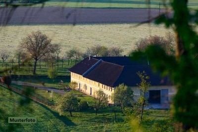 Landwirtschaftliche Hofstelle mit Wohnhaus und Stall