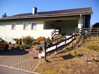 WILLKOMMEN IM GLÜCK! 
Niedrigenergiehaus mit Pool in Naturlage