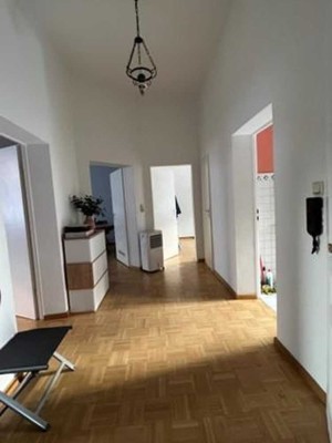 Freiwerdende, sehr gut geschnittene Altbauwohnung in der Nähe vom Main und Baseler Platz