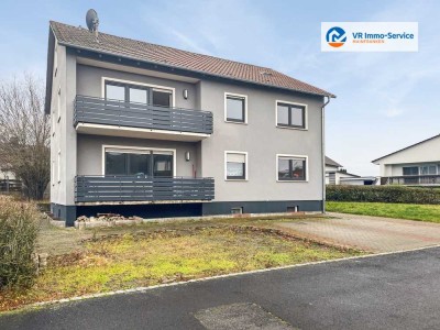 Zweifamilienhaus mit Einliegerwohnung, Garagen und Stellplätzen