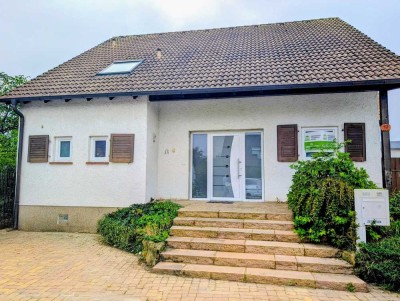 Modernisiertes Einfamilienhaus mit Galerie, Südterrasse, PV-Anlage und Doppelgarage