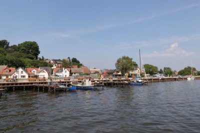 EHEMALIGES FISCHERHAUS UND SEPARATES FERIENHAUS MIT UNVERBAUTEM HAFFBLICK IN KAMMINKE.