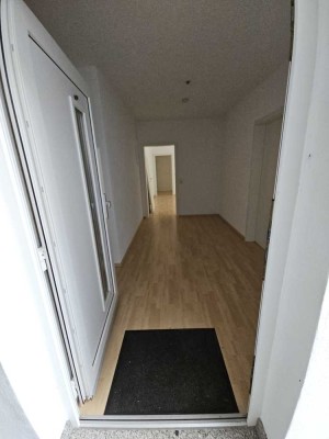 Attraktive 2-Zimmer-Souterrain-Wohnung mit kleiner Terrasse und Einbauküche in Ehrenkirchen