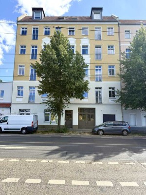 Samariterkiez - Einzigartige 2-Zimmer-DG-Wohnung in Gründerzeitaltbau mit Süd-Terrasse und Lift
