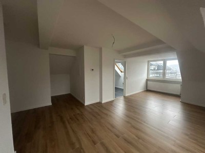 Große und renovierte 3 Zimmer DG-Wohnung zu vermieten!