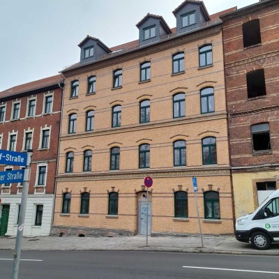 Top-sanierte Zwei-Raum-Wohnung mit Balkon,  Einbauküche und Pkw-Stellplatz