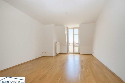 3 Raum Dachgeschoss Wohnung mit Aufzug, Balkon und Stellplatz!