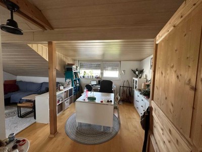Schöne gemütliche zwei Zimmer Dachgeschosswohnung