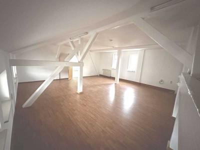 Zentrale Lage: Großzügige 4-Raum-Wohnung im DG