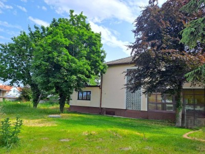 GROSSER EBENER GARTEN MIT TEILSANIERTEM HAUS MIT 2 WOHNEINEINHEITEN NAHE WIEN