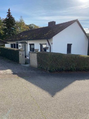 ++ Familienfreundlicher 6-Zimmer-Bungalow inkl. Einbauküche auf idyllischem Grundstück mit Teich ++