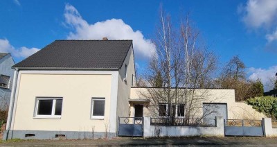 WERTVOLLES GRUNDSTÜCK + KLEINES EINFAMILIENHAUS 
MIT WINTERGARTEN UND GARAGE