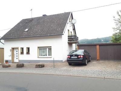 Das Haus für den Handwerker
Wohnhaus mit zwei Garagen in Jünkerath