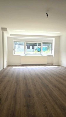 Helle, sanierte Souterrain-Wohnung, 3 Zimmer, Einbauküche