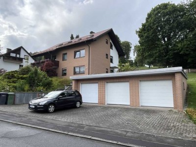 Attraktives 3-Parteien Haus auf großem Grundstück mit 3 Garagen und Bauland!