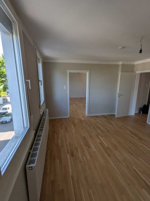 Helle renovierte 3-Zimmer  Wohnung mit EBK ab 01.05