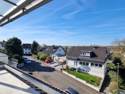 GROSSZÜGIGE DACHGESCHOSSWOHNUNG IN BELIEBTER WOHNLAGE VON BRECKENHEIM