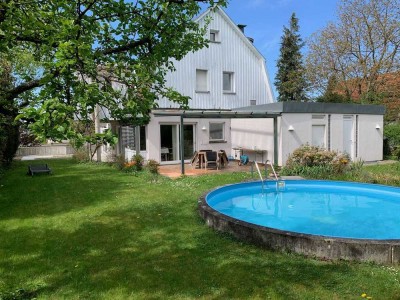 Außergewöhnliches Architektenhaus – Wohnen über den Weinbergen, ruhig, grün