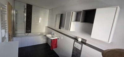 Geschmackvolle, vollst. renovierte 2,5-Zimmer-Wohnung mit geh. Innenausstattung mit Balkon und EBK