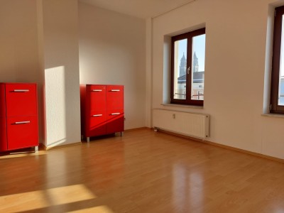 helle 3-Zimmer-Dachgeschosswohnung mit großem Balkon im Herzen Mageburgs (Einbauküche optional)