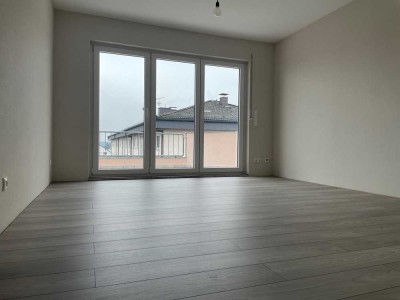 ERSTBEZUG HELLE & STILVOLL RENOVIERTE 2 ZIMMER WOHNUNG MIT BALKON & EBK